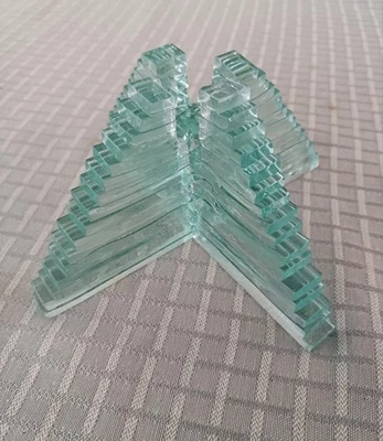 Escultura piramidal de vidrio apilado vintage en forma de "X" hecha artesanalmente verde azulado claro Foto 1 de 4