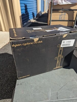 Совершенно новый подлинный Dyson Cyclone V10 Dok с 5 дополнительными инструментами белый новый в коробке - Изображение 1 из 4