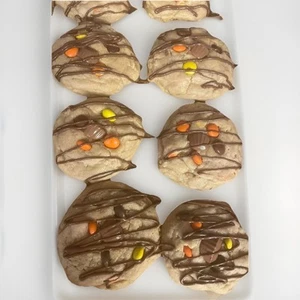 Erdnussbutter Explosion Cookies geladen mit Reese’s Stücken, Tassen und Schokolade, - Bild 1 von 1