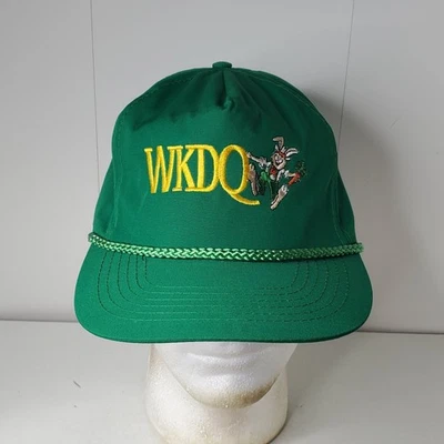 WKDQ Música Country Verde Sombrero Gorra Cuerda Ajustable De Colección Logo Conejito KY Indiana Foto 1 de 4