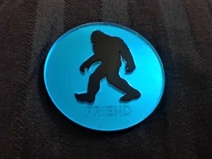 Blau verspiegelter Sasquatch/Bigfoot Freund Aufkleber - Bild 1 von 3