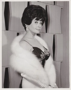 1964 Pressefoto Sue Ane Langdon in "Bob Hope präsentiert das Chrysler Theatre" - Bild 1 von 2