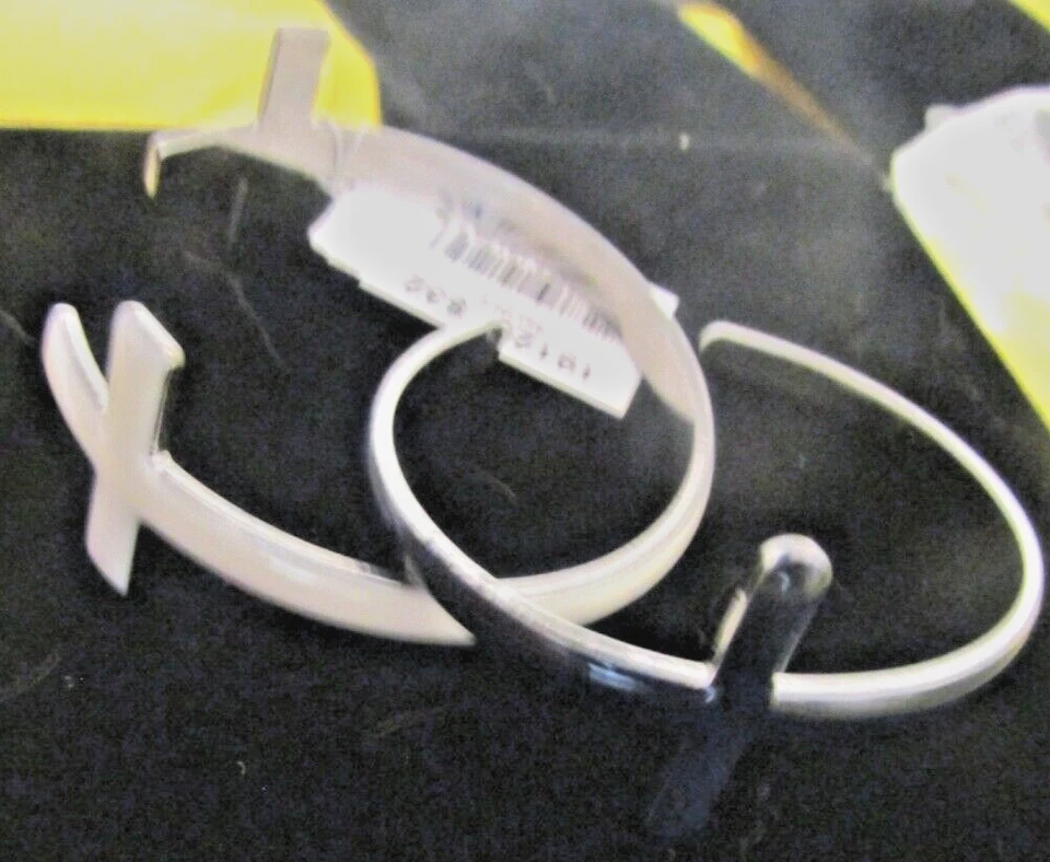 VIVI 珠宝经典十字袖口手链 2 件套全新带标签 34 美元白色海军蓝银色 — 第 1/4 张图片