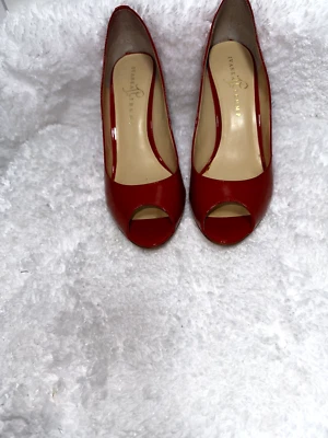 Zapatos de salón Ivanka Trump de charol rojo punta abierta Foto 1 de 4