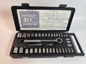 Set Presa 40 Pezzi SAE e Modello Metrico P975 Acciaio Forgiato Cricchetto 3/8" - Foto 1 di 9