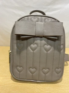 Betsey Johnson kleiner Kunstleder Rucksack mit Herzen und Schleifen Blumen innen - Bild 1 von 8