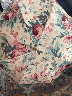 Paraguas de sol vintage Lauren Ralph Lauren mango de madera floral rosa crema flores Foto 1 de 4