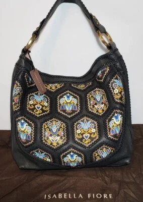 BOLSO DE HOMBRO ISABELLA FIORE FOLK TALE FANTASÍA APLIQUES DE CUERO GANCHILLO PRECIO DE VENTA SUGERIDO POR EL FABRICANTE $625 Foto 1 de 4