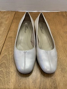 Trotters Women's Doris Pearl Leather Pumps Sz 7W US /37-38 EU Pre-owned EUC - Picture 1 of 11