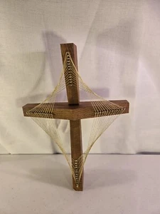 Cruz de madera retro con cuerdas trenzadas doradas - Imagen 1 de 6