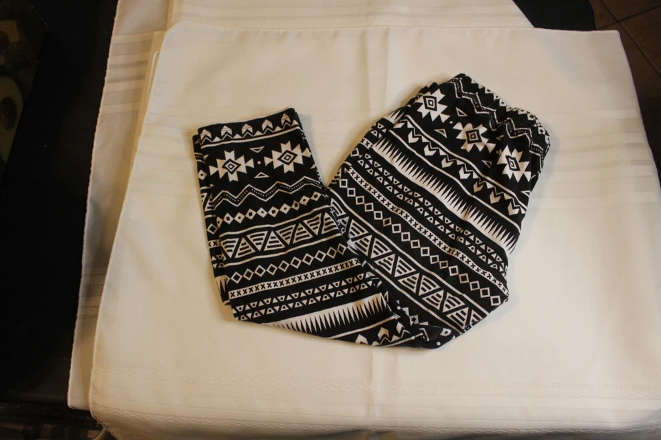 Leggings suaves capri con estampado tribal negro/blanco talla 11/13 No Boundaries Junior Foto 1 de 1