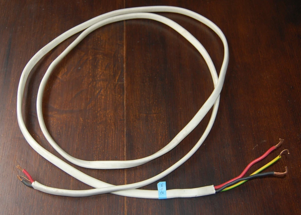 White 2.6m long OLD COLOURS Twin & Earth 6mm Electrical Cable 6242Y BS 6004 - Image 1 of 4