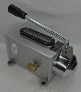 (READ) ouble Outlet Port Oiler Lubricating Y-8 Manual Oil Pump Single 500cc - Bild 1 von 8