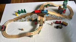 Thomas Friends Holzeisenbahn Zug GOLDMINE MOUNTAIN SET & EXTRAS nicht mehr produziert sehr guter Zustand - Bild 1 von 21