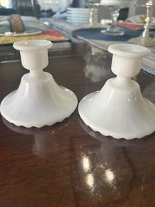 Juego de 2 candelabros vintage de vidrio de leche - aproximadamente 3 1/2”x4” - Imagen 1 de 6