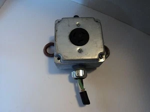 RECEPTÁCULO ARROW HART con CAJA DE SALIDA L7-20, 20A 277VAC 2P 3W - Imagen 1 de 6