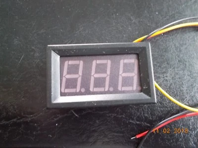 Nueva pantalla de 12 voltios 7 segmentos x3 (888) con placa de circuito y carcasa  Foto 1 de 4