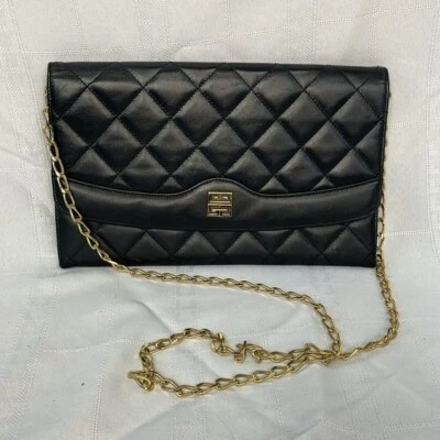 Bolso sin asas plano de cuero acolchado negro Givenchy con solapa en cadena pequeño para salir por la noche Foto 1 de 4