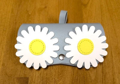 Estuche para Gafas de Sol Daisy Gris Vinilo Blanco Flor Colgante Lazo Cierre a Presión Foto 1 de 4