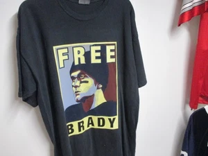 CAMISETA "FREE BRADY" (LOGOTIPO CLÁSICO) DE LOS PATRIOTAS DE NUEVA INGLATERRA (XL) NUEVA SIN ETIQUETAS NEGRA ¡GENIAL! - Imagen 1 de 3
