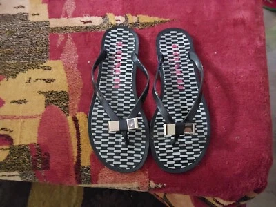 Sandalias planas de ballet Coach New York para mujer con tanga negra Foto 1 de 2