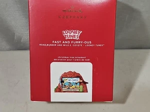 Hallmark Fast and Furry-ous Road Runner Wile E Coyote Looney Tunes Ornamento 2020 - Imagen 1 de 6