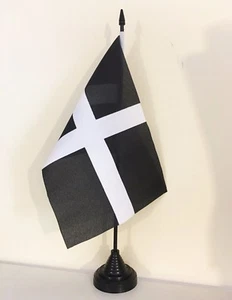 BANDERA DE MESA DE CORNWALL 9"" X 6"" 22,5cm x 15cm banderas CORNISH KERNOW - Imagen 1 de 1