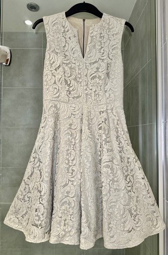 Mini abito senza maniche Burberry London in pizzo collo a V verde chiaro grigio taglia 6 UK