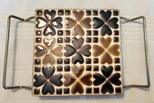 1960 MCM Cuore Trifoglio Mosaico Ceramica Piastrella Arte Sottopiano Manico Cornice Ottone - Foto 1 di 4