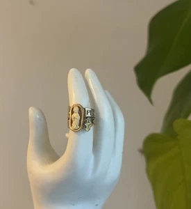 Vintage Goldfarben Resin ? Kamee Ring verstellbar Doppelband Mutter Maria C8 - Bild 1 von 13