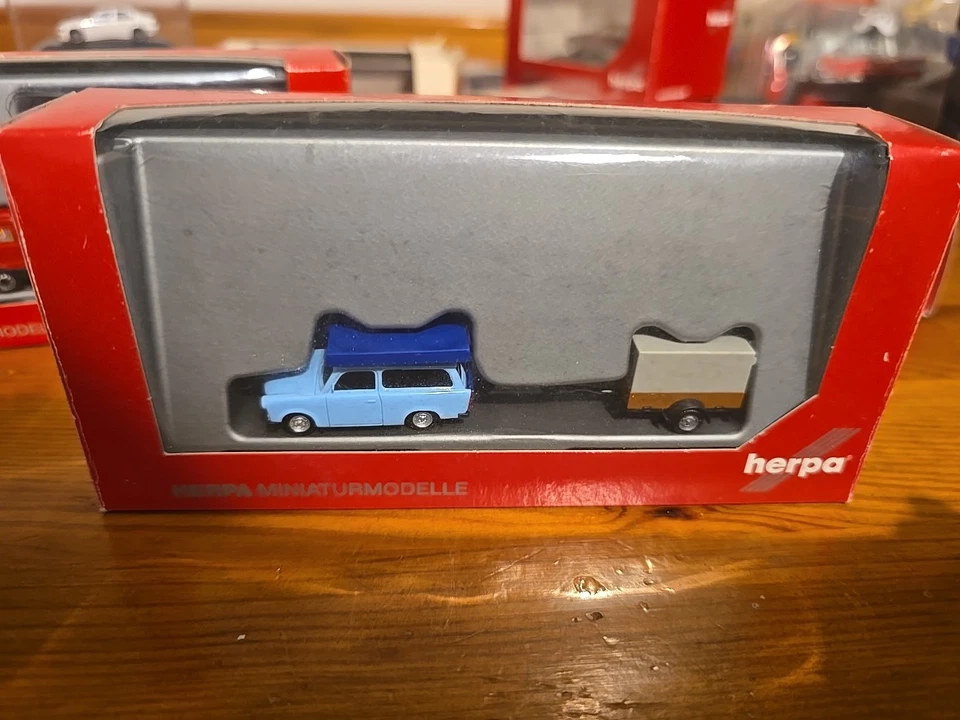 Herpa 024280 1:87/H0 Trabant 601 Uni. Con Rimorchio - Immagine 1 di 4