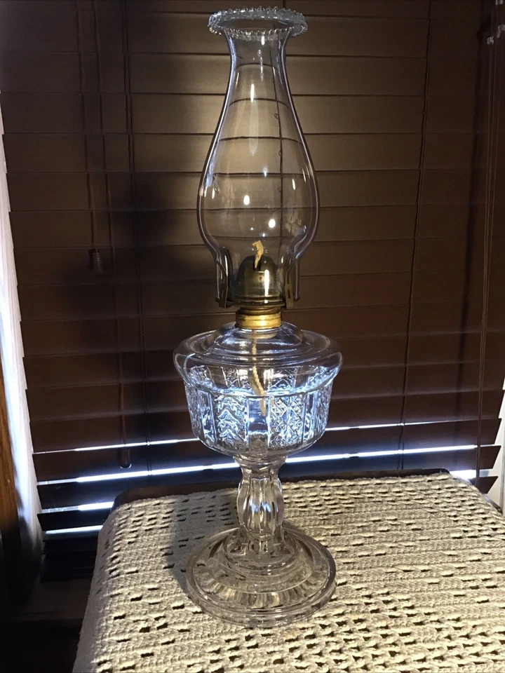 "Antigua lámpara de aceite de vidrio con pedestal ornamentado de 17"" 1872 con mecha" Foto 1 de 4