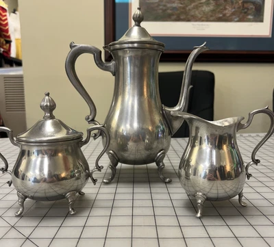 Juego de 3 repro del siglo XVIII. Cafetera de peltre con crema y azúcar, WEB 1136 Foto 1 de 4