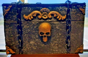 TERRIFYING TRUNK, ROLLS, SCREAMS, TALKS & LIGHTS UP HALLOWEEN 19x12x12 CHEST EUC - Picture 1 of 5