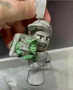 Colgante personalizado de moissanita de corte redondo de 3,90 quilates enchapado en oro blanco de 14 k para hombre - Imagen 1 de 7