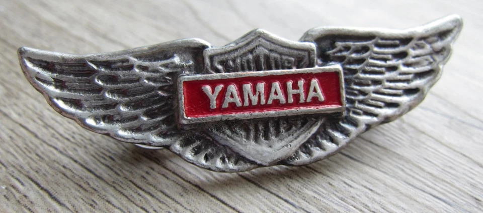 YAMAHA Pin / Pins - Flügel Schwinge - Massiv - 3D OPTIK - Kult!