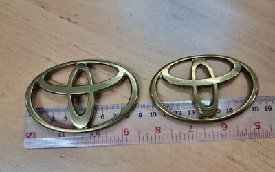 2 pcs TOYOTA Gold Emblem BADGE Emblem Logo - Image 1 of 4