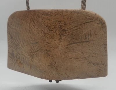 Campana de vaca bueyes madera tallada cencerro vintage con aplausos de madera en cuerda Foto 1 de 4