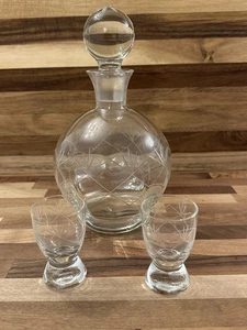 Karaffe aus geschliffenem Glas mit Stopfen und 2 passenden Schnapsgläsern klar MCM Vintage - Bild 1 von 9