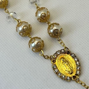 Goldfarbene Rosenkranz Halskette Jungfrau Maria Medaille Kruzifix Kunstperlen Perlen Strass - Bild 1 von 4
