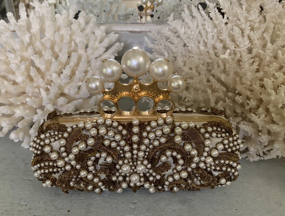 Alexander McQueen ~ Bolso sin asas nudillos adornado con perlas sintéticas pasarela ~ nupcial Foto 1 de 4