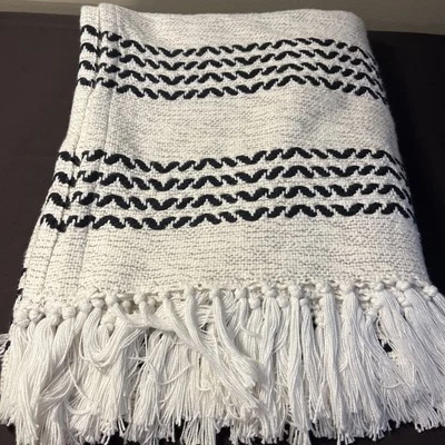 DKNY TEXTURED THROW White With Black Stripes 63X50 Made In India - Image 1 of 4