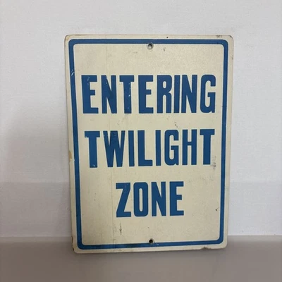 Placa de entrada Twilight Zone - Placa de madeira para cerca/fazenda/caverna do homem 9"x12" vintage - Imagem 1 de 4