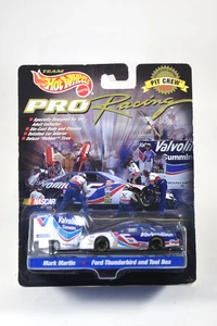 Mark Martin #6 Valvoline Thunderbird 1998 Pit Crew Hot Wheels Pro Racing 1/64 - Picture 1 of 3