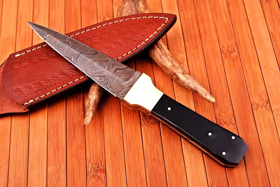 Cuchillo para botas de caza forjado a mano hoja de acero Damasco con funda de cuero EDC 954 Foto 1 de 4