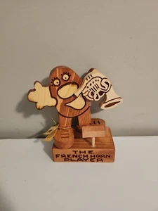 Don Mars Originals® DER Waldhornspieler Holzfigur Neu Mit Etikett. (D1) - Bild 1 von 11