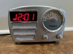 TIMEX T247S Silver Plastic FM/AM Wireless Digital Display Alarm Clock Radio - Picture 1 of 2
