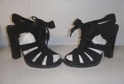 Beverly Feldman SEXY Couro Camurça Preta com Cadarço Bow Peep Toe Salto Alto 7 B NOVO - Imagem 1 de 4