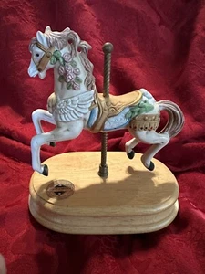Breckenridge Designs Porzellan MUSIKALISCHES KARUSSELL Pferd mit Cherub auf Brust - Bild 1 von 6