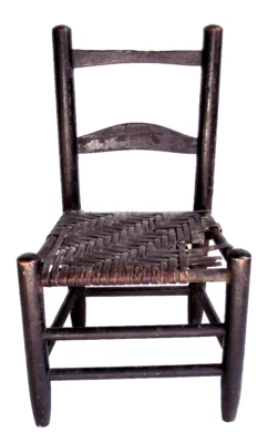 ANTIGUA SILLA MUÑECA ARTE POPULAR AMERICANO RESPALDO ESCALERA MINIATURA 12" ASIENTO RUSH TEJIDO Foto 1 de 4